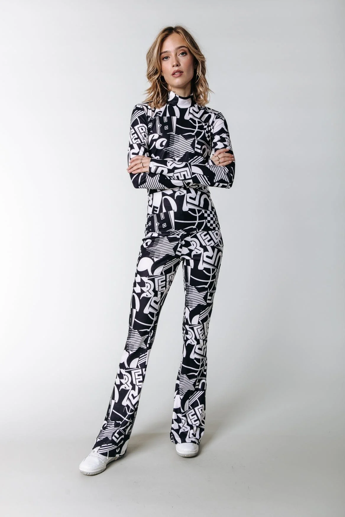 Letter Flare | Black/white
