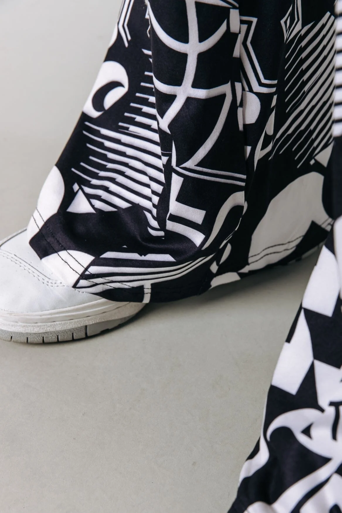 Letter Flare | Black/white - Image 3