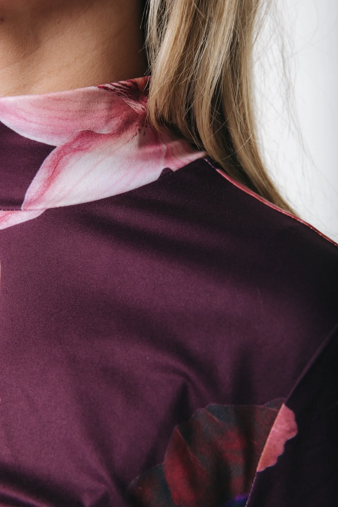 Neyo Multi Flower Peached Turtleneck Top | Dark red - Image 3