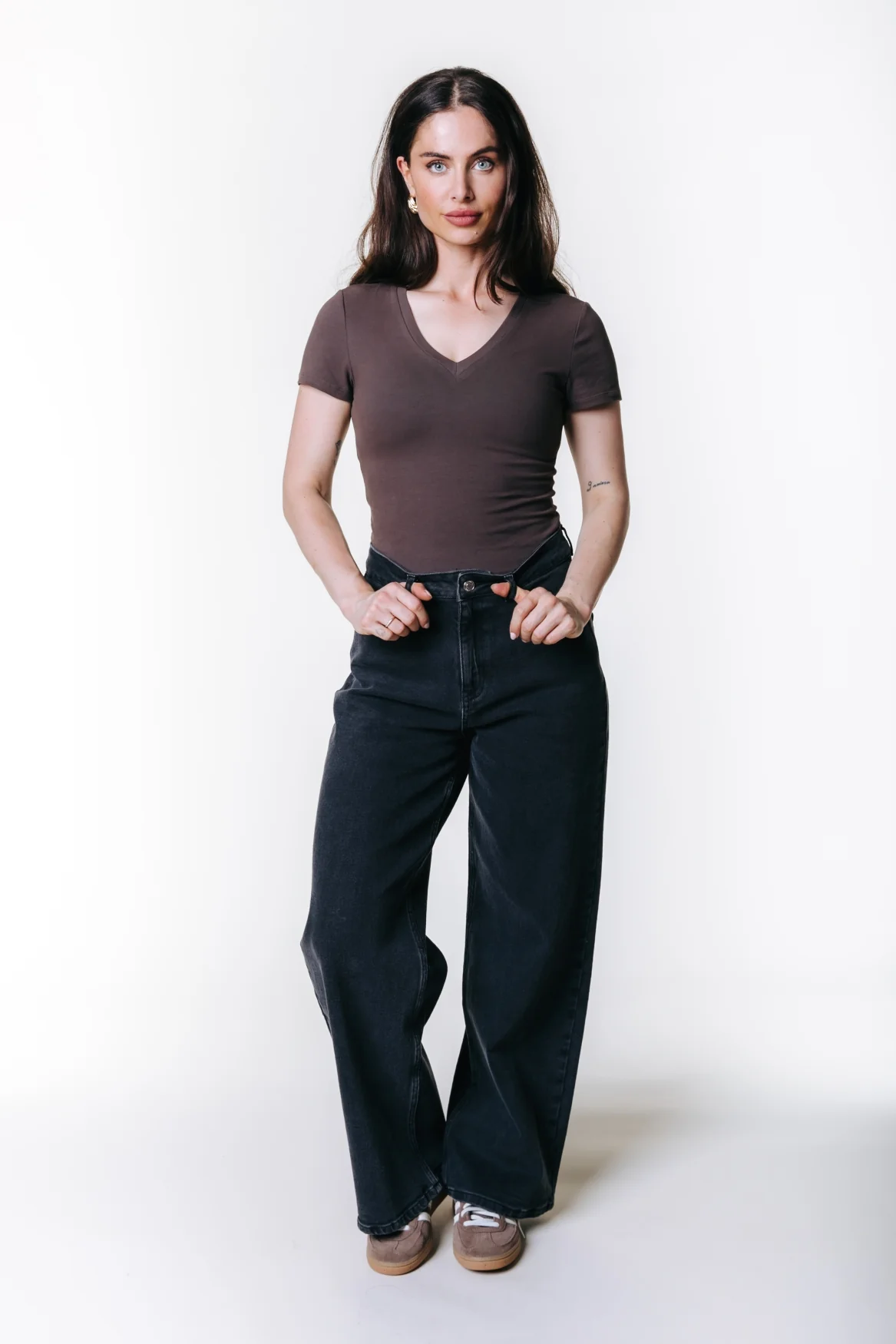 Fitted V-neck T-shirt | Brown - Image 2