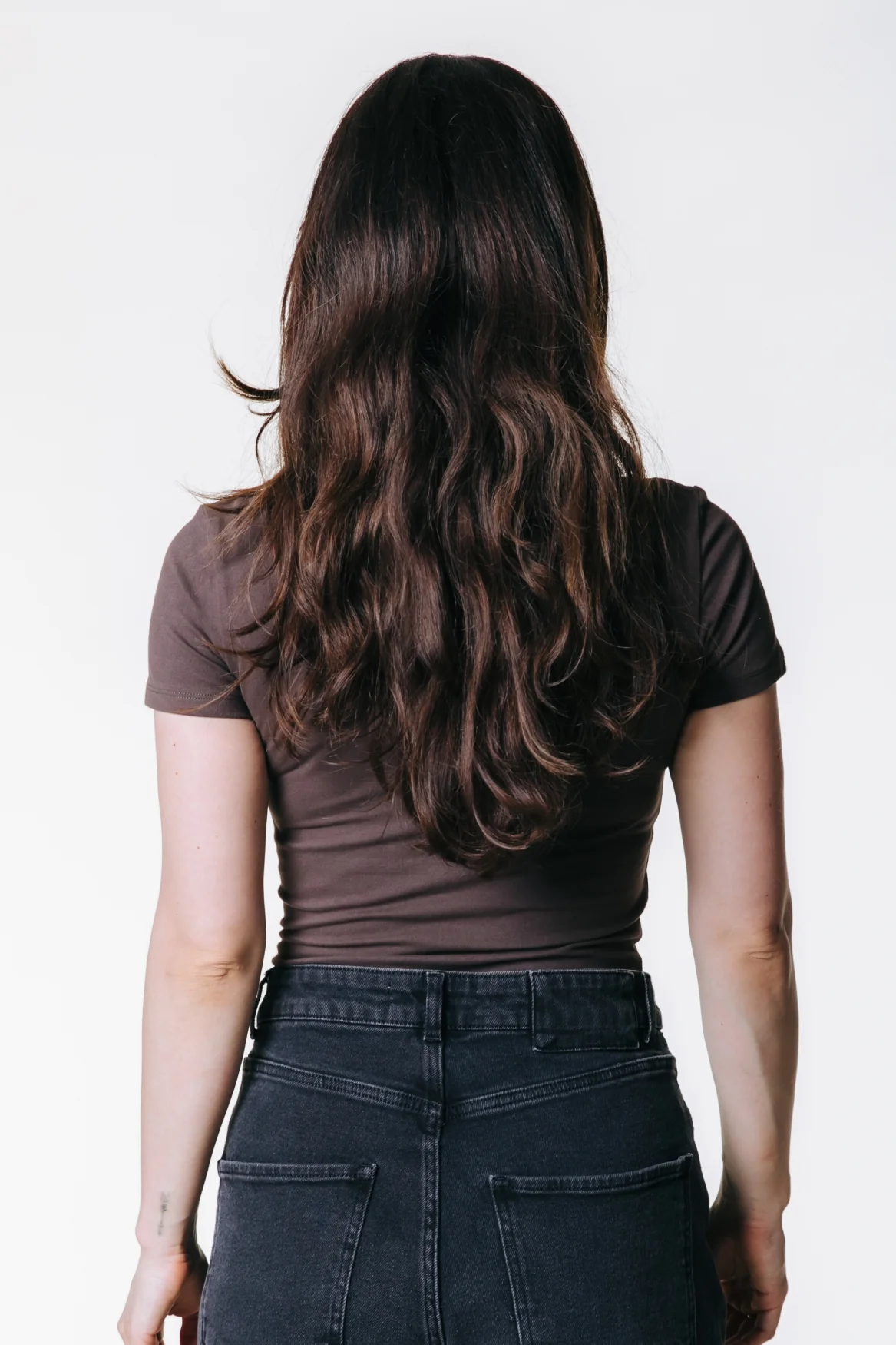 Fitted V-neck T-shirt | Brown - Image 4