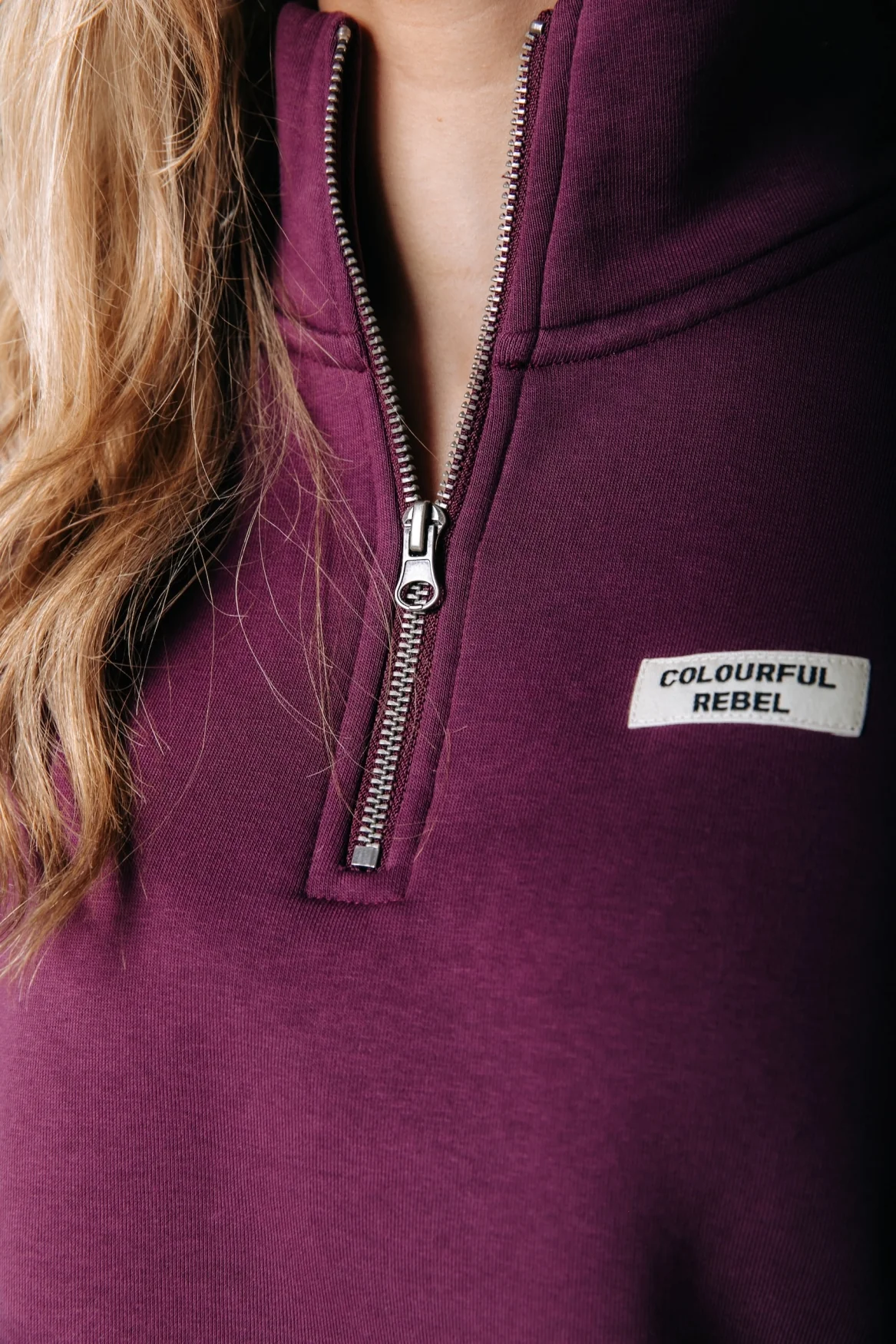 Label Zip Sweat | Merlot Red - Image 2